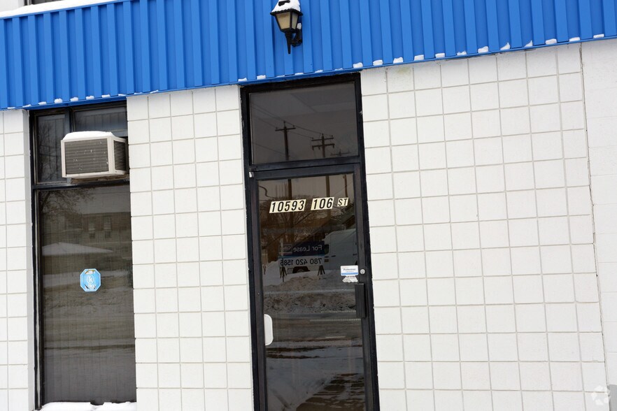 10576-10593 106th St NW, Edmonton, AB à louer - Photo de l’immeuble – Image 3 sur 7