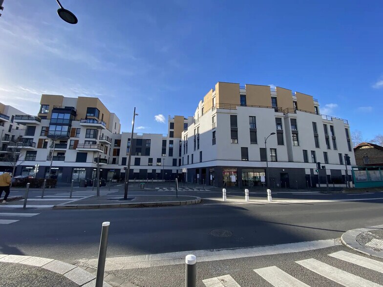 Local commercial dans Deuil-la-Barre à louer - Photo de l’immeuble – Image 2 sur 7