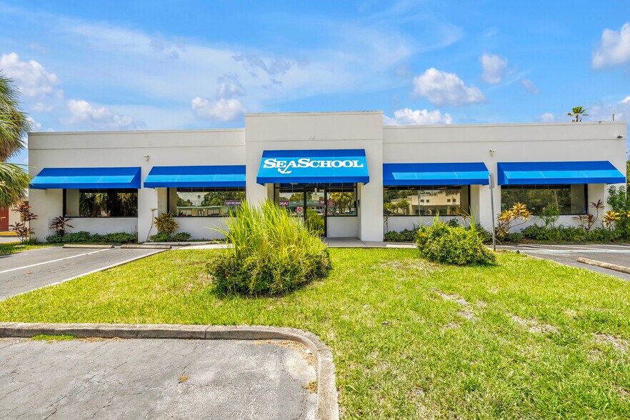 8440 4th St N, Saint Petersburg, FL à louer - Photo de l’immeuble – Image 1 sur 31