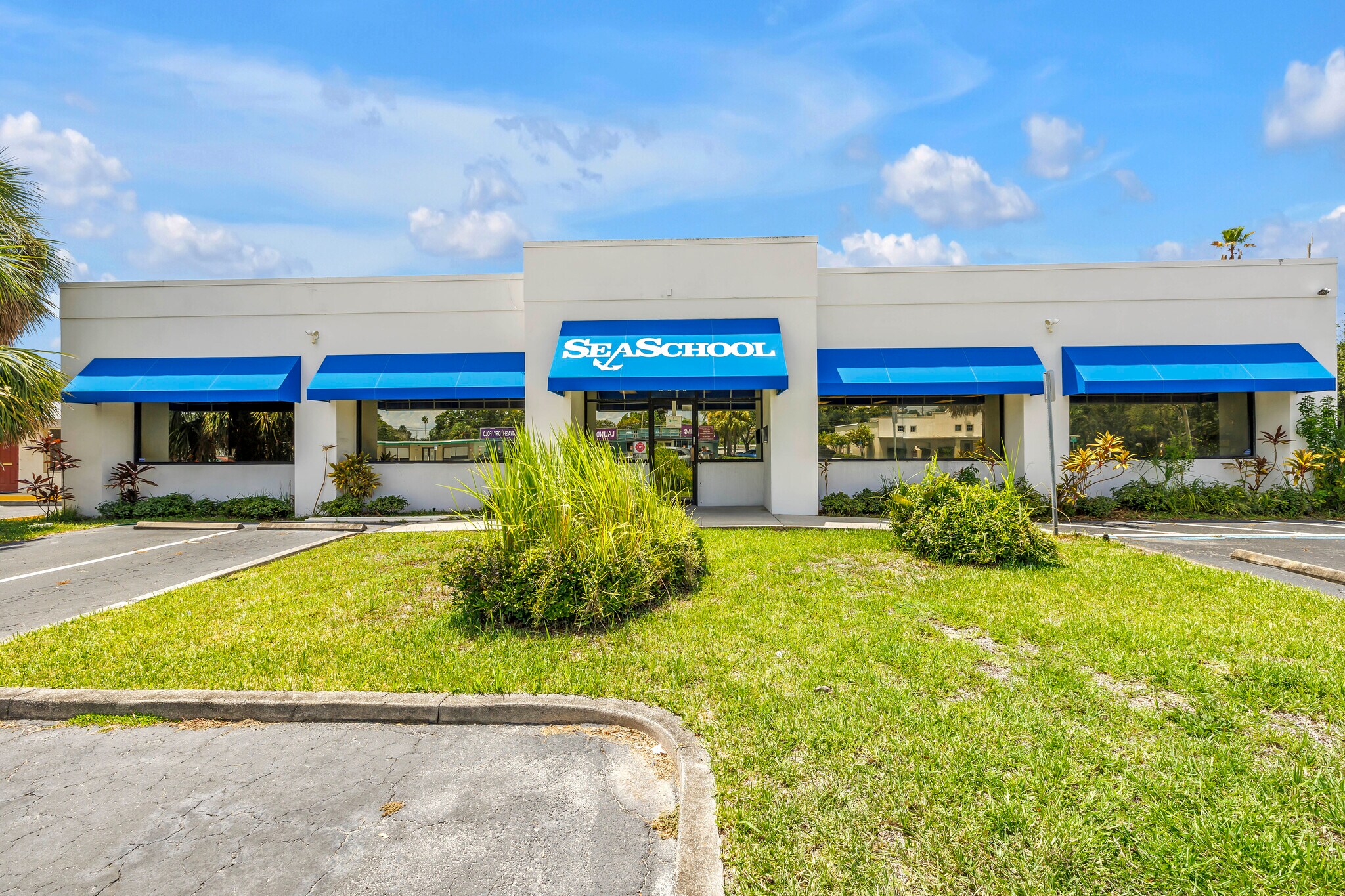 8440 4th St N, Saint Petersburg, FL à louer Photo de l’immeuble– Image 1 sur 32