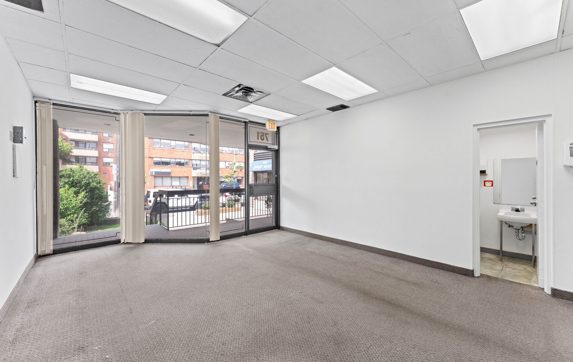 751-757 Pape Ave, Toronto, ON à louer Photo intérieure– Image 1 sur 19