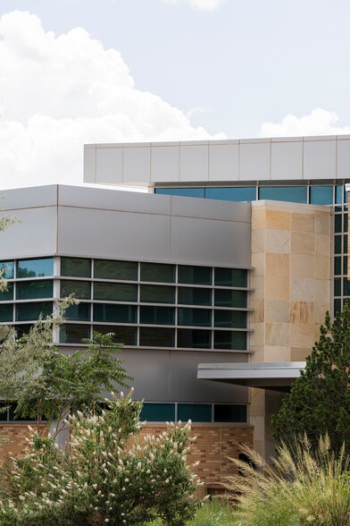 1600 Saint Michaels Dr, Santa Fe, NM à louer - Photo de l’immeuble – Image 1 sur 37