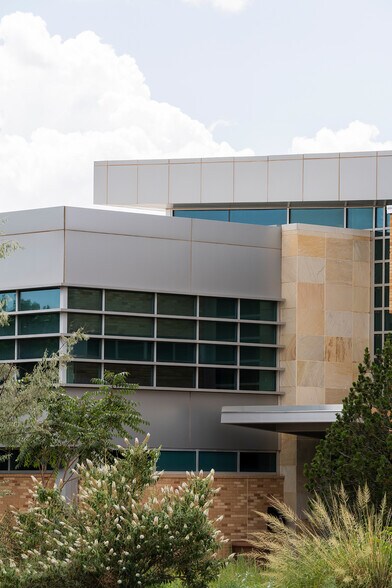 1600 Saint Michaels Dr, Santa Fe, NM à louer - Photo de l’immeuble – Image 2 sur 38