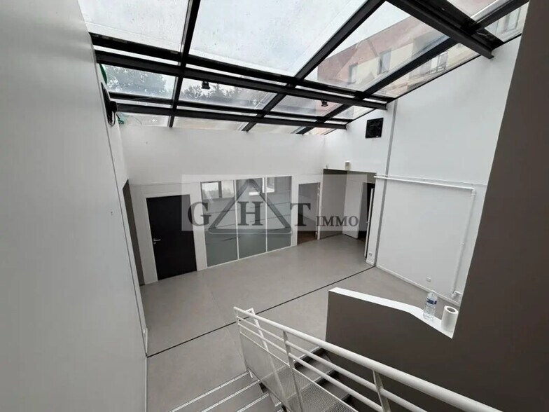 Local commercial dans Évry-Courcouronnes à vendre - Photo de l’immeuble – Image 2 sur 11