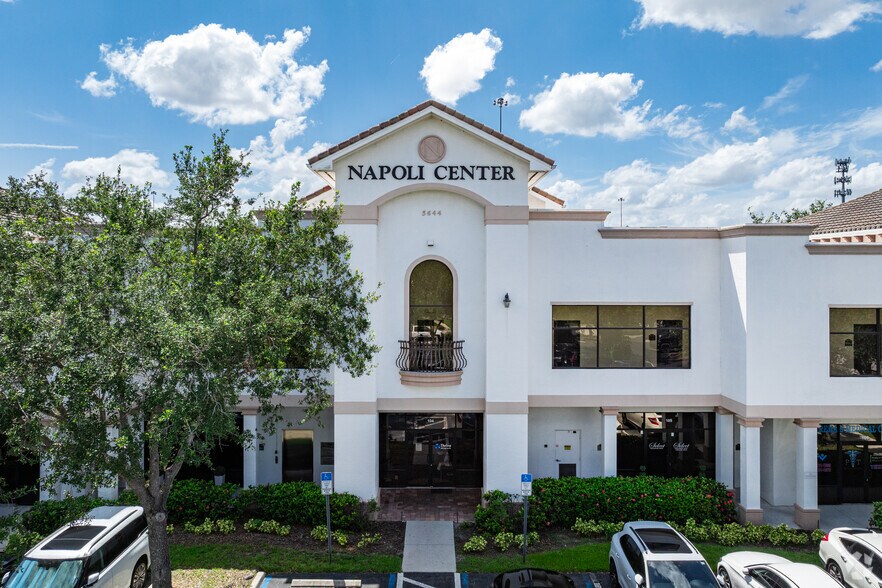 5644 Tavilla Cir, Naples, FL à louer - Photo de l’immeuble – Image 3 sur 6