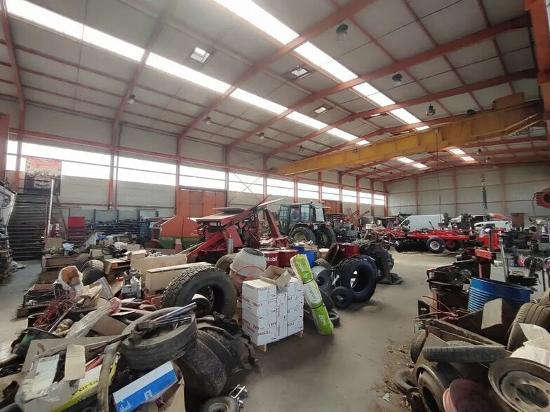 Local d’activités dans Villeneuve-de-Marc à louer - Photo de l’immeuble – Image 1 sur 4