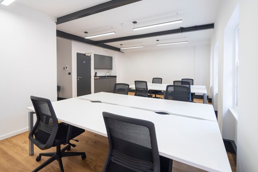 12-13 Little Newport St, Londres à louer - Photo de l’immeuble – Image 3 sur 8