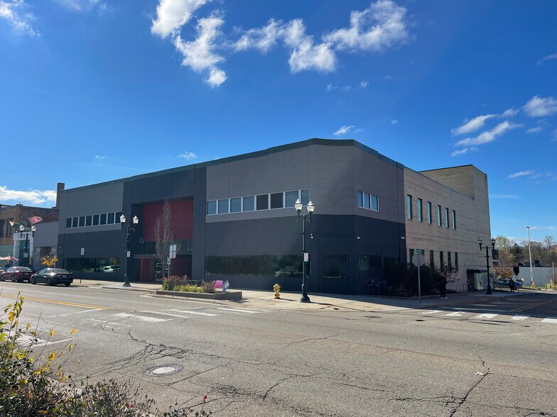 91 N Saginaw St, Pontiac, MI à louer - Photo principale – Image 1 sur 13