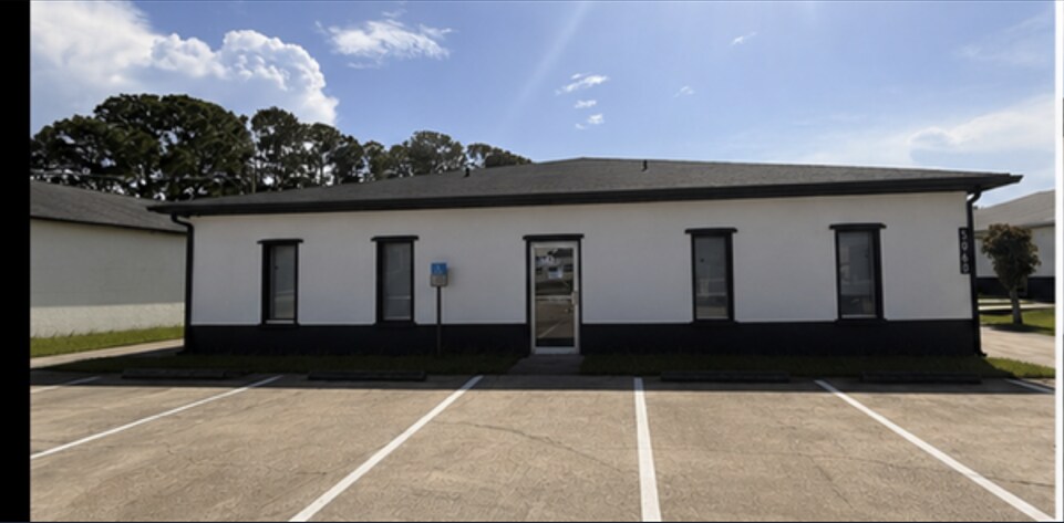 5060 Industry Dr, Melbourne, FL à louer - Photo de l’immeuble – Image 1 sur 18
