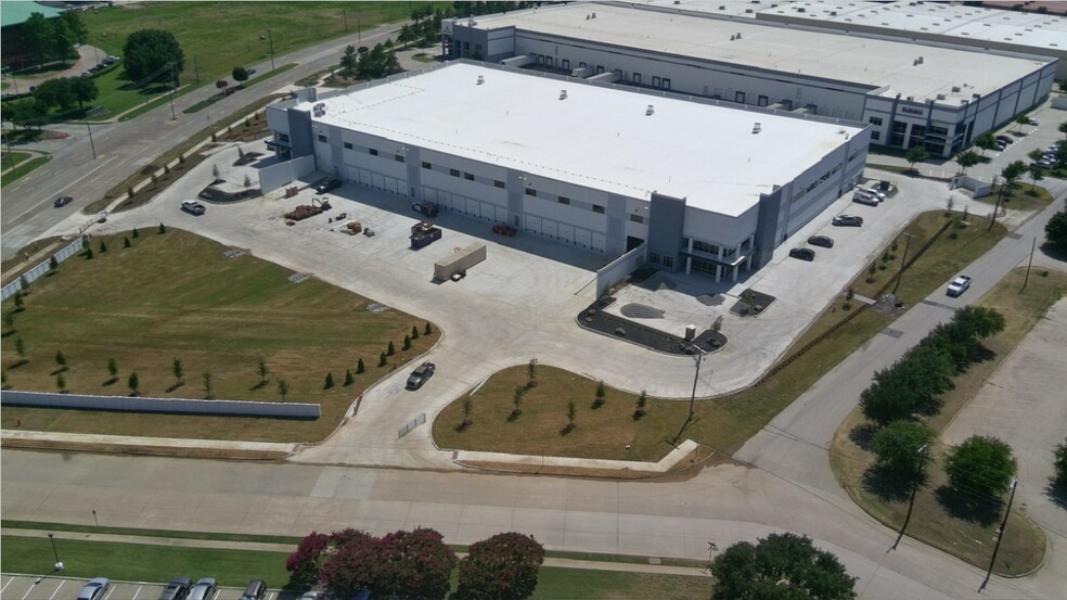 1751 Valley View Ln, Farmers Branch, TX à louer - Photo de l’immeuble – Image 2 sur 12
