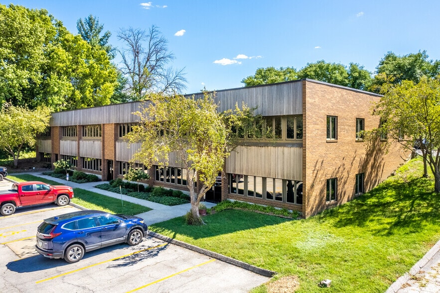 7177 Hickman Rd, Urbandale, IA à louer - Photo de l’immeuble – Image 2 sur 4