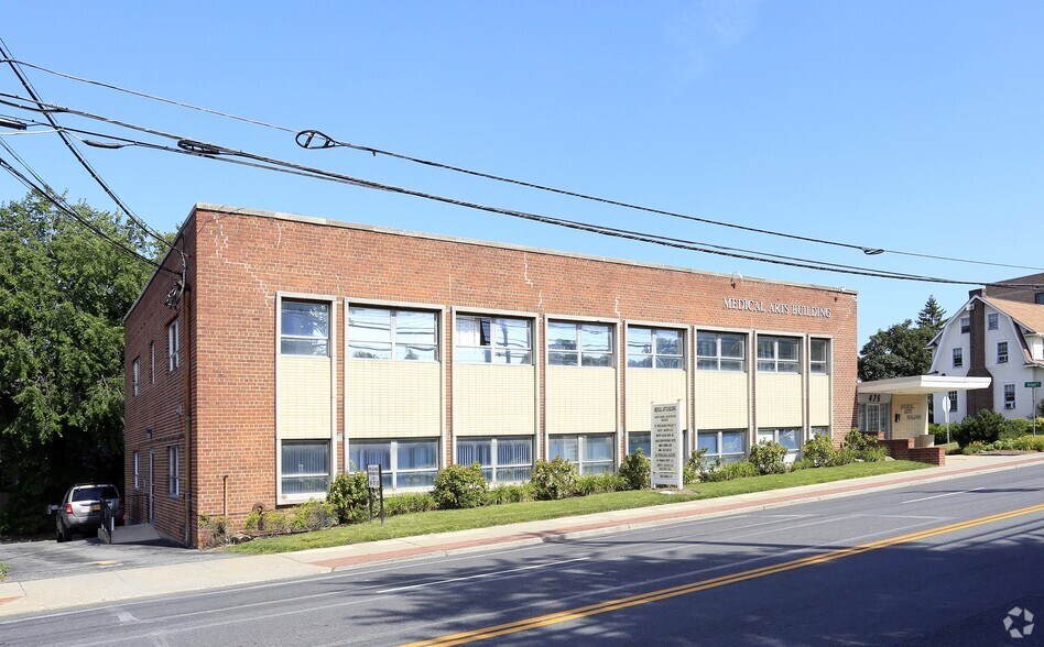 475 White Plains Rd, Eastchester, NY à vendre - Photo principale – Image 1 sur 8