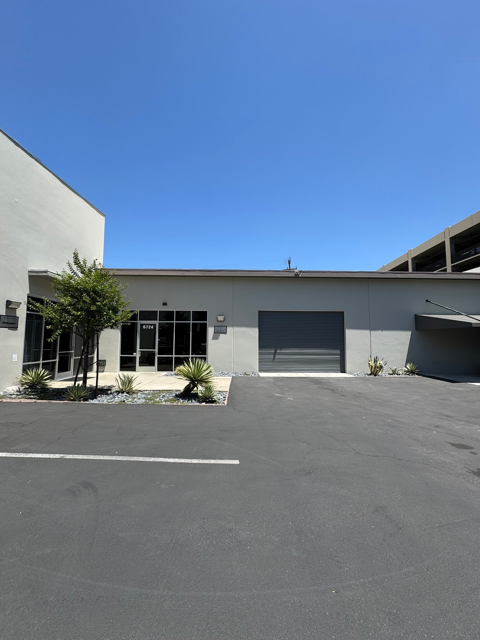 21200-21228 Vanowen St, Canoga Park, CA à louer Photo de l’immeuble– Image 1 sur 9