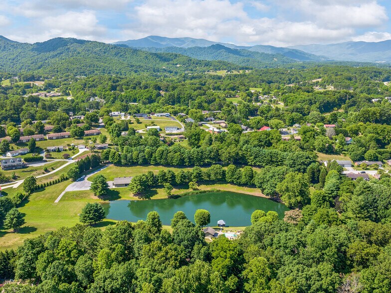 355 Johnson Dr, Canton, NC à vendre - Photo de l’immeuble – Image 3 sur 87