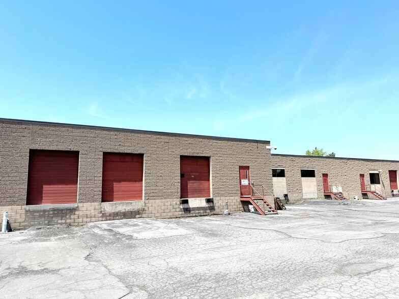 6075 E Molloy Rd, Mattydale, NY à louer - Photo de l’immeuble – Image 3 sur 11