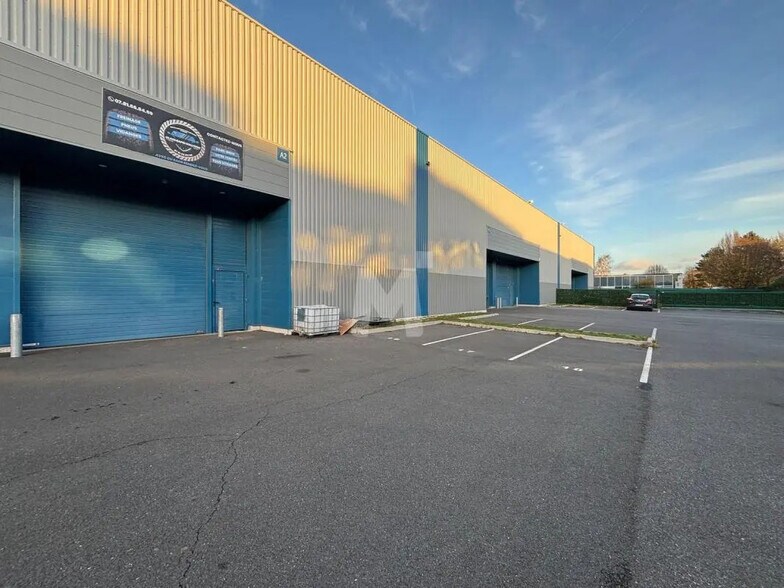 Local d’activités dans Villebon-sur-Yvette à louer - Photo de l’immeuble – Image 3 sur 7