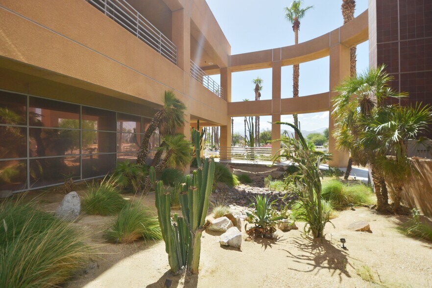 750 N Gene Autry Trl, Palm Springs, CA à louer - Photo de l’immeuble – Image 2 sur 28