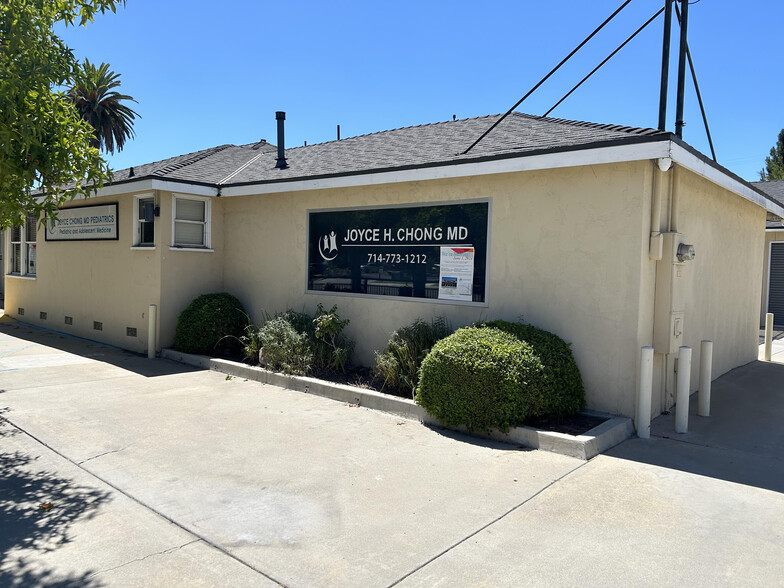 125 N Euclid Ave, Fullerton, CA à louer - Photo de l’immeuble – Image 2 sur 8