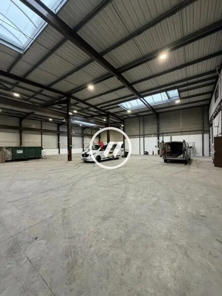 Local d’activités dans Le Thillay à louer - Photo de l’immeuble – Image 3 sur 9