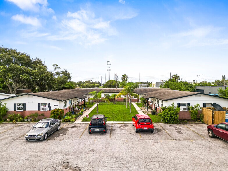 6550 41st Ave N, Saint Petersburg, FL à vendre - Photo principale – Image 1 sur 12