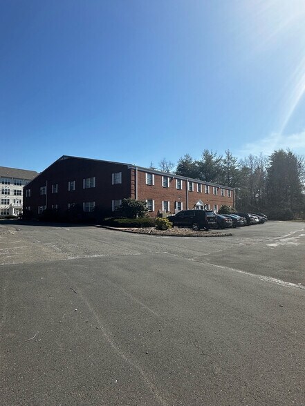 693 Bloomfield Ave, Bloomfield, CT à vendre - Photo de l’immeuble – Image 2 sur 19