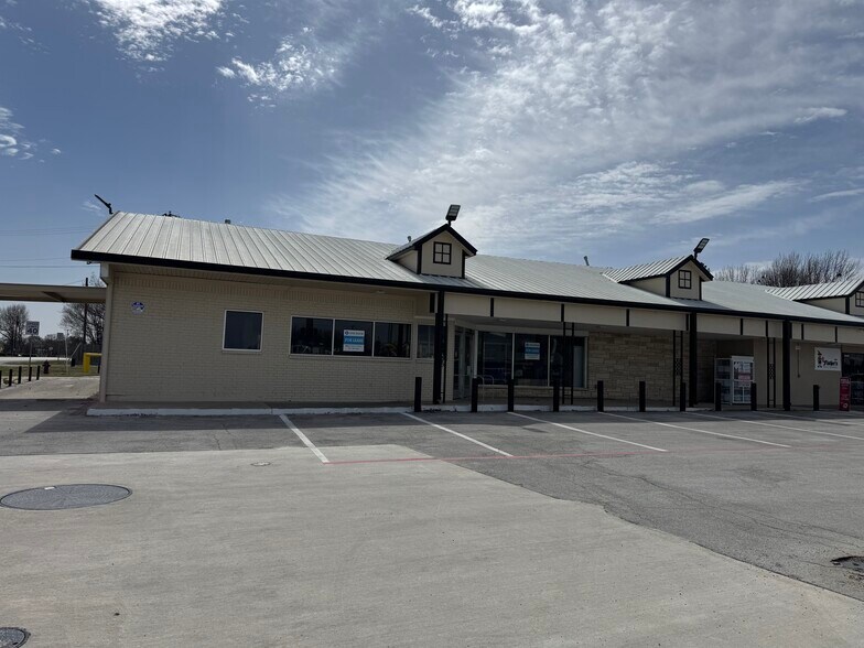 430 J M Lindsay Blvd, Lindsay, TX à louer - Photo de l’immeuble – Image 2 sur 2