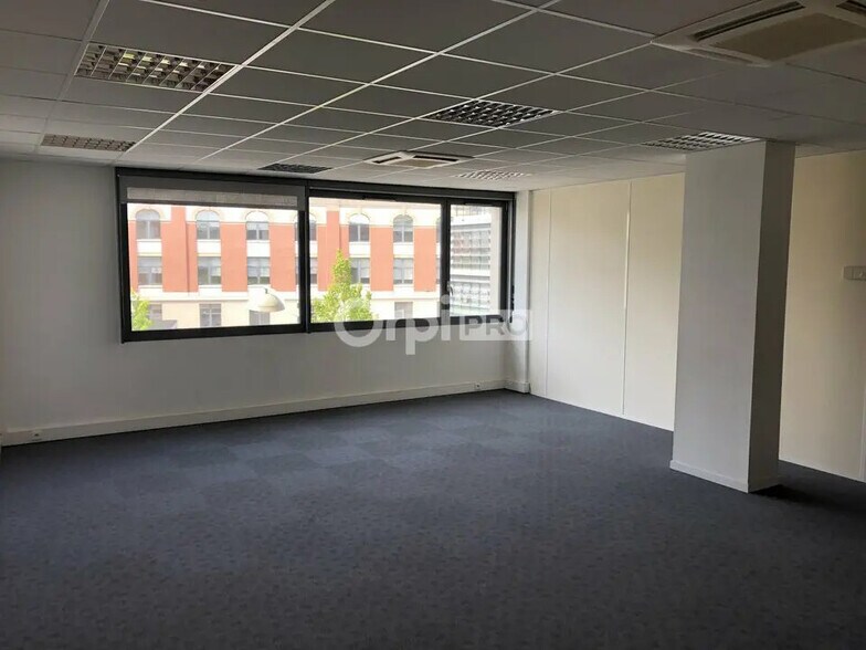 Bureau dans  à louer - Photo de l’immeuble – Image 1 sur 10