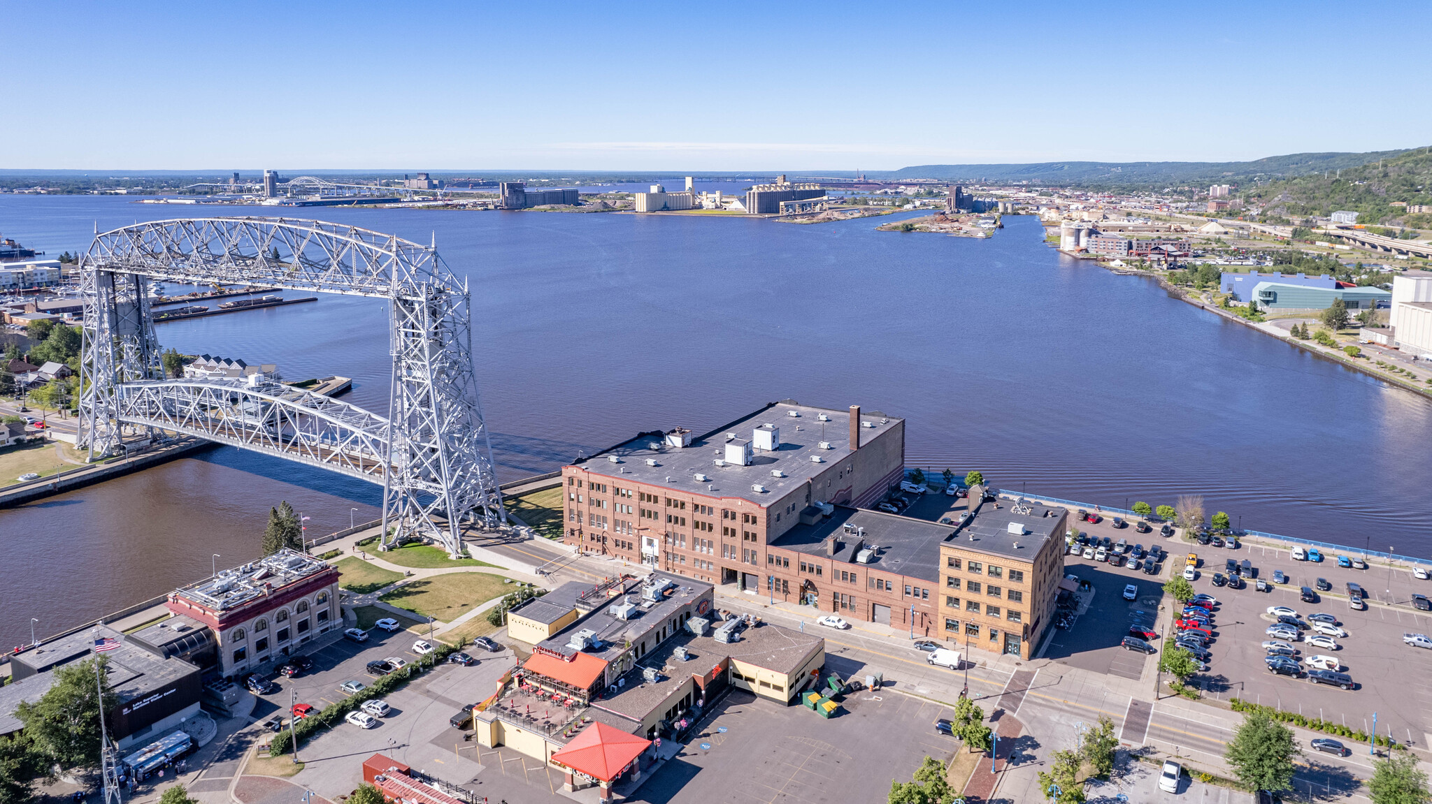 525 S Lake Ave, Duluth, MN à louer Photo de l’immeuble– Image 1 sur 9