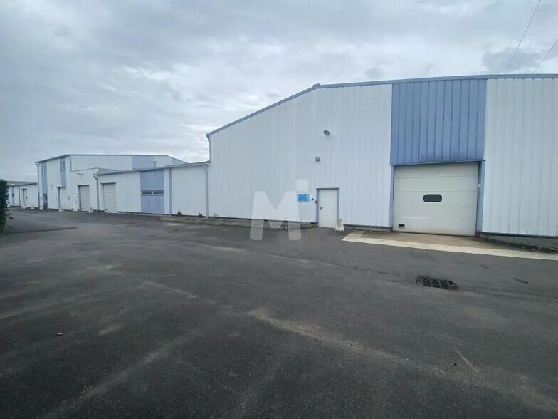 Local d'activités dans VERNEUIL-L'ETANG à vendre - Photo de l’immeuble – Image 3 sur 13