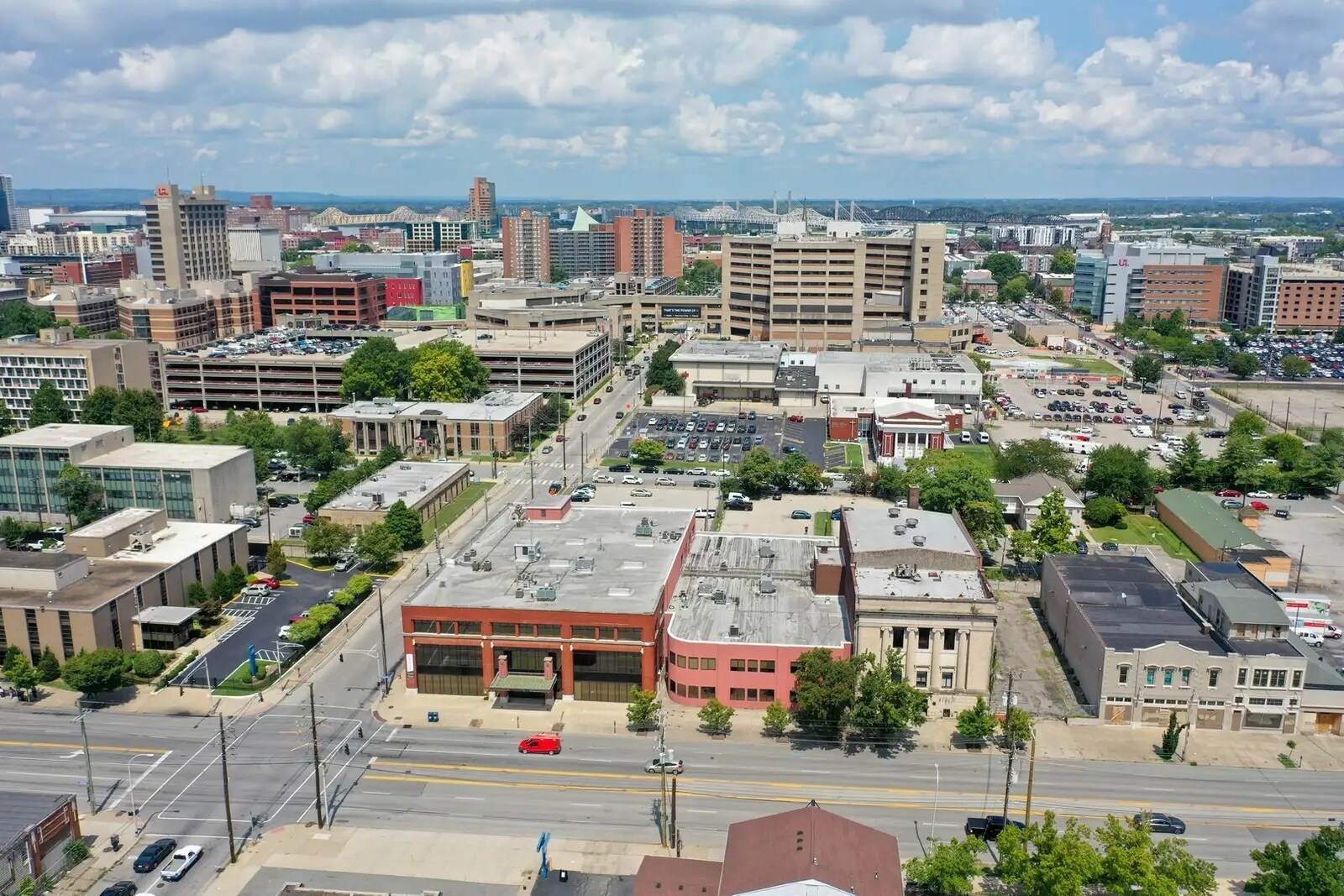 501-505 E Broadway, Louisville, KY à louer Photo de l’immeuble– Image 1 sur 9