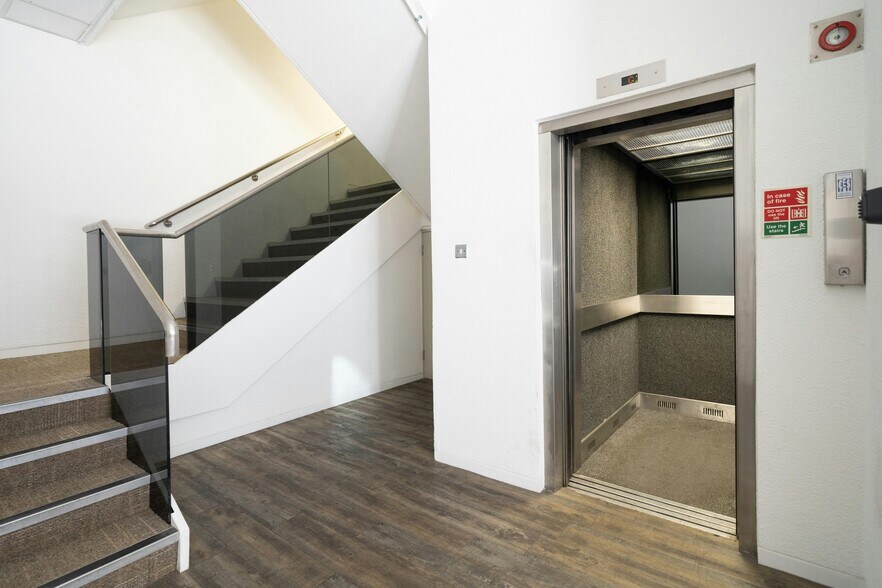 Union St, Kingston Upon Thames à louer - Photo de l’immeuble – Image 3 sur 7