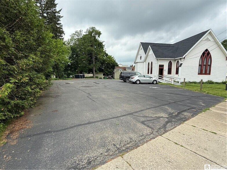 13 Church St, Delevan, NY à vendre - Photo de l’immeuble – Image 2 sur 38