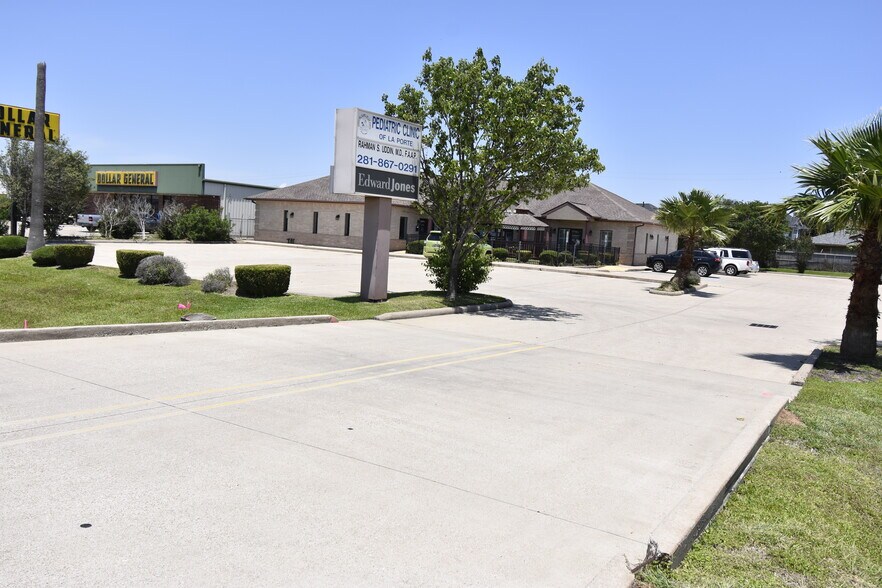 10407 W Fairmont Pky, La Porte, TX à louer - Photo de l’immeuble – Image 2 sur 25