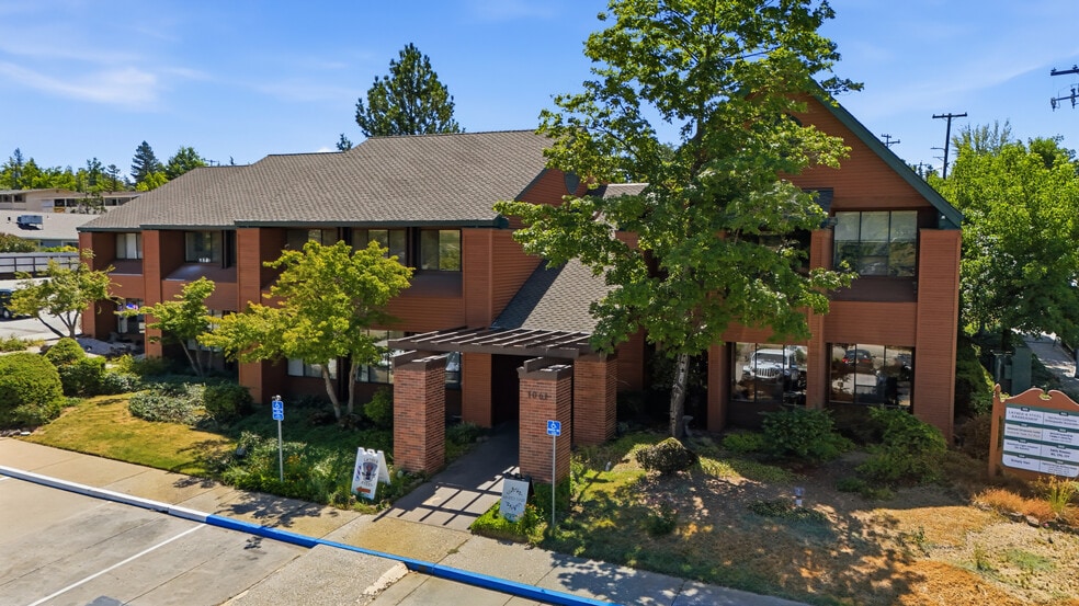 1061 E Main St, Grass Valley, CA à vendre - Photo de l’immeuble – Image 2 sur 37