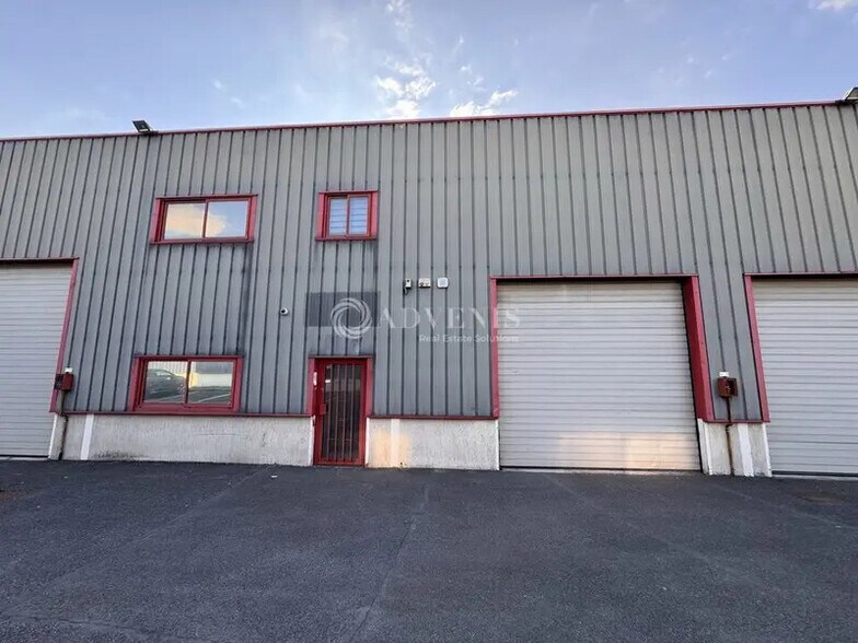 Local d’activités dans Gretz-Armainvilliers à louer - Photo de l’immeuble – Image 1 sur 6