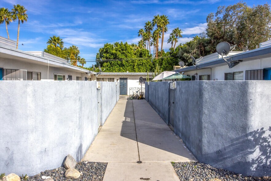 238 S Saturmino Dr, Palm Springs, CA à vendre - Photo de l’immeuble – Image 2 sur 25