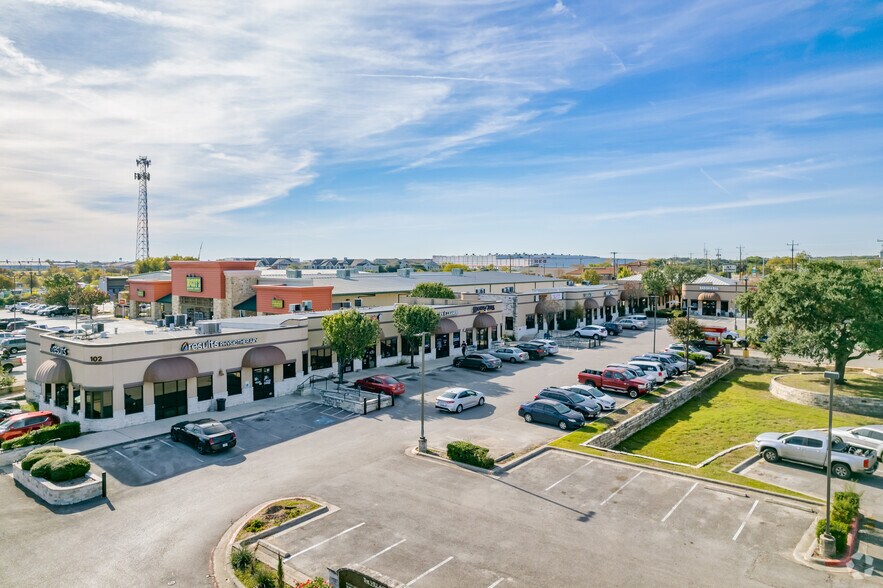102 Wonder World Dr, San Marcos, TX à louer - Photo de l’immeuble – Image 1 sur 5