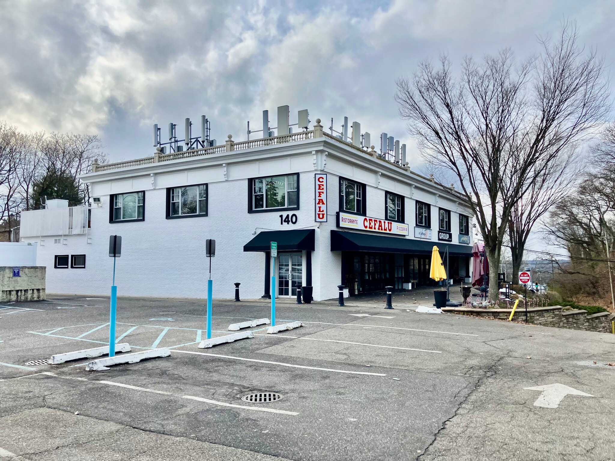 140 E Main St, Huntington, NY à louer Photo de l’immeuble– Image 1 sur 1