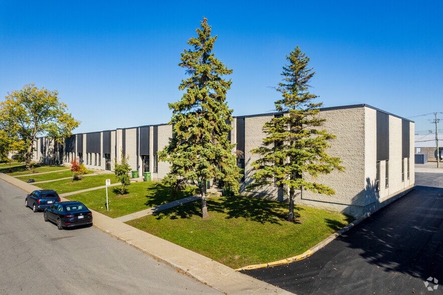 703-729 Av Meloche, Dorval, QC à louer - Photo principale – Image 1 sur 14