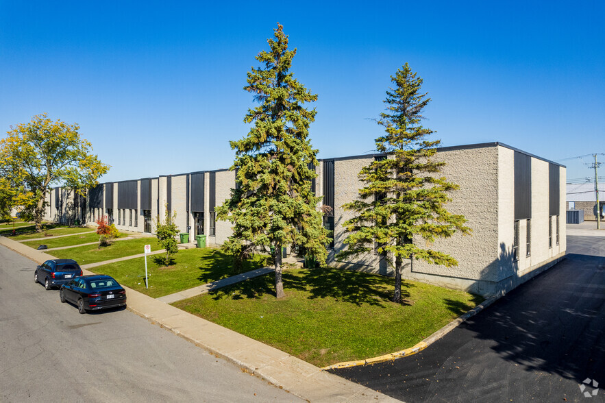 703-729 Av Meloche, Dorval, QC à louer - Photo principale – Image 2 sur 14