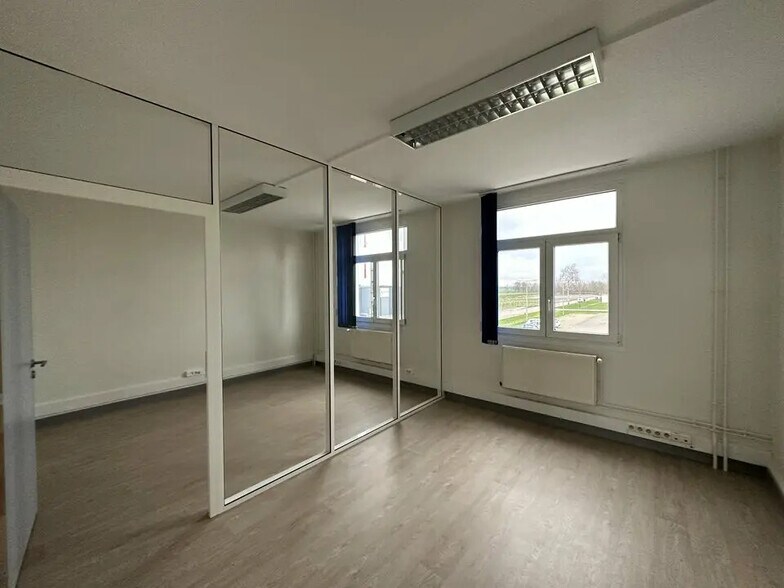 Bureau dans Entzheim à louer - Photo de l’immeuble – Image 3 sur 7