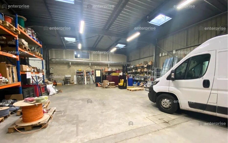 Local d'activités dans SAINT-MAXIMIN à vendre - Photo de l’immeuble – Image 3 sur 4