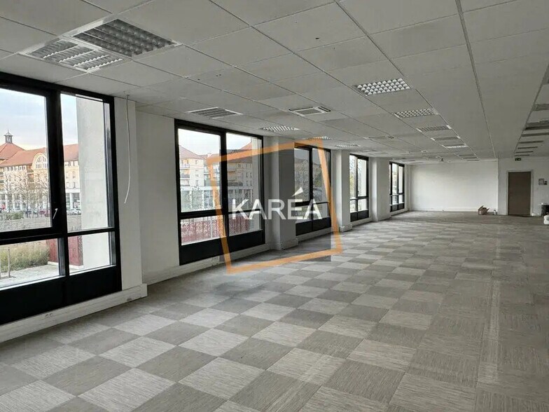 Bureau dans BUSSY-SAINT-GEORGES à louer - Photo de l’immeuble – Image 2 sur 6