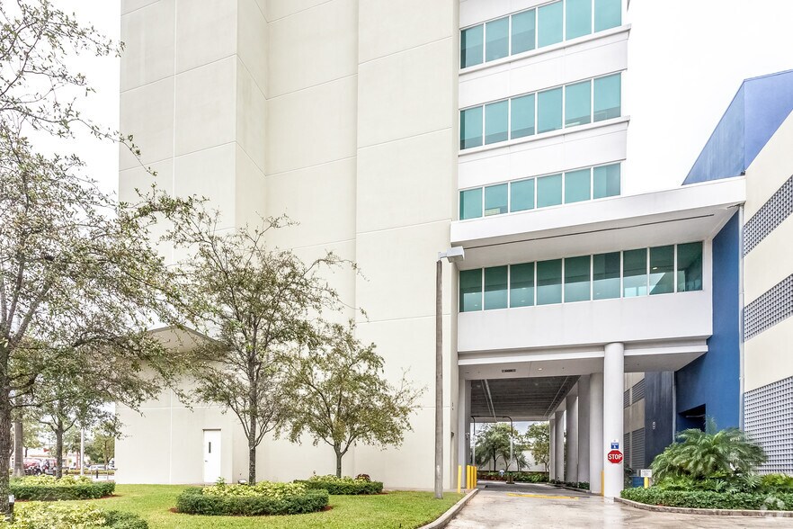 2301 NW 87th Ave, Doral, FL à louer - Photo de l’immeuble – Image 2 sur 61