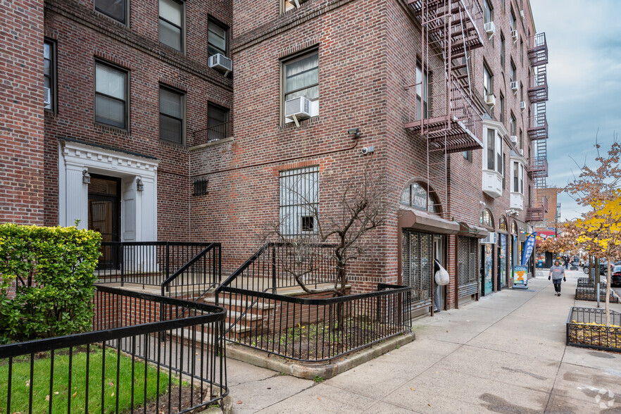 7320 Austin St, Flushing, NY à louer - Photo de l’immeuble – Image 3 sur 5