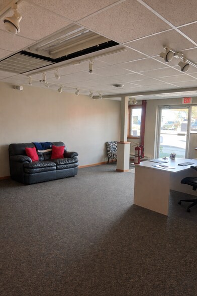 718 E 13th St, Glencoe, MN à louer - Photo de l’immeuble – Image 3 sur 5