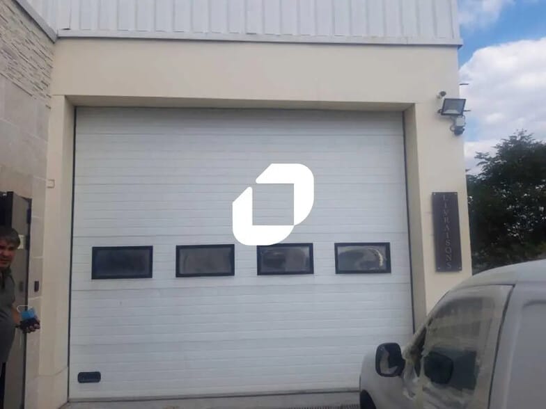 Local d’activités dans Noisy-le-Sec à louer - Photo de l’immeuble – Image 1 sur 3