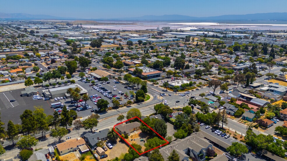 6433 Thornton Ave, Newark, CA à vendre - Photo de l’immeuble – Image 3 sur 12