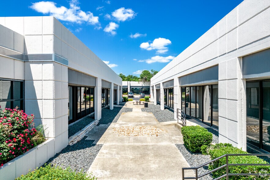 140 Heimer Rd, San Antonio, TX à vendre - Photo de l’immeuble – Image 3 sur 7