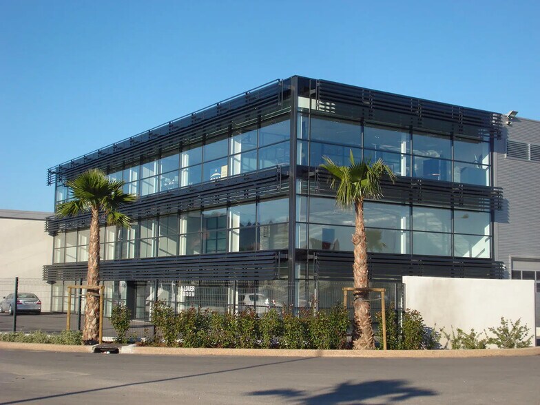 Bureau dans ROQUEBRUNE-SUR-ARGENS à louer - Photo de l’immeuble – Image 1 sur 3